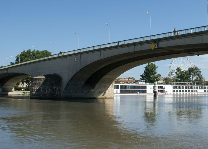 #heroisme – Avignon : Une suicidaire sauvée par un policier municipal